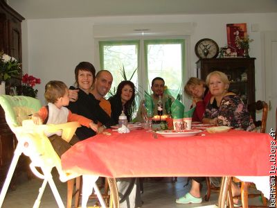 Autour d'une bonne table, nous voilà tous réunis.