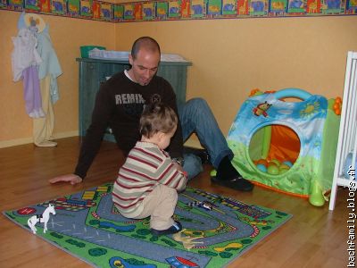 Dans ma chambre avec papa on joue aux voitures de course !