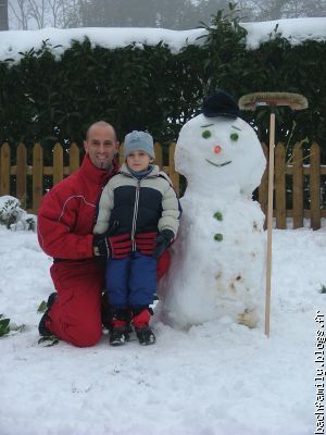 Avec mon papa, on a fait un super bonhomme de neige.