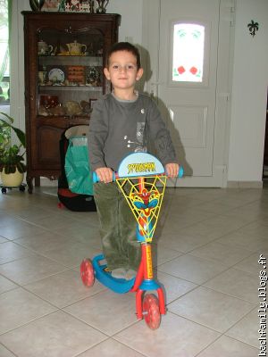 J'adore ma trotinette spider-man !